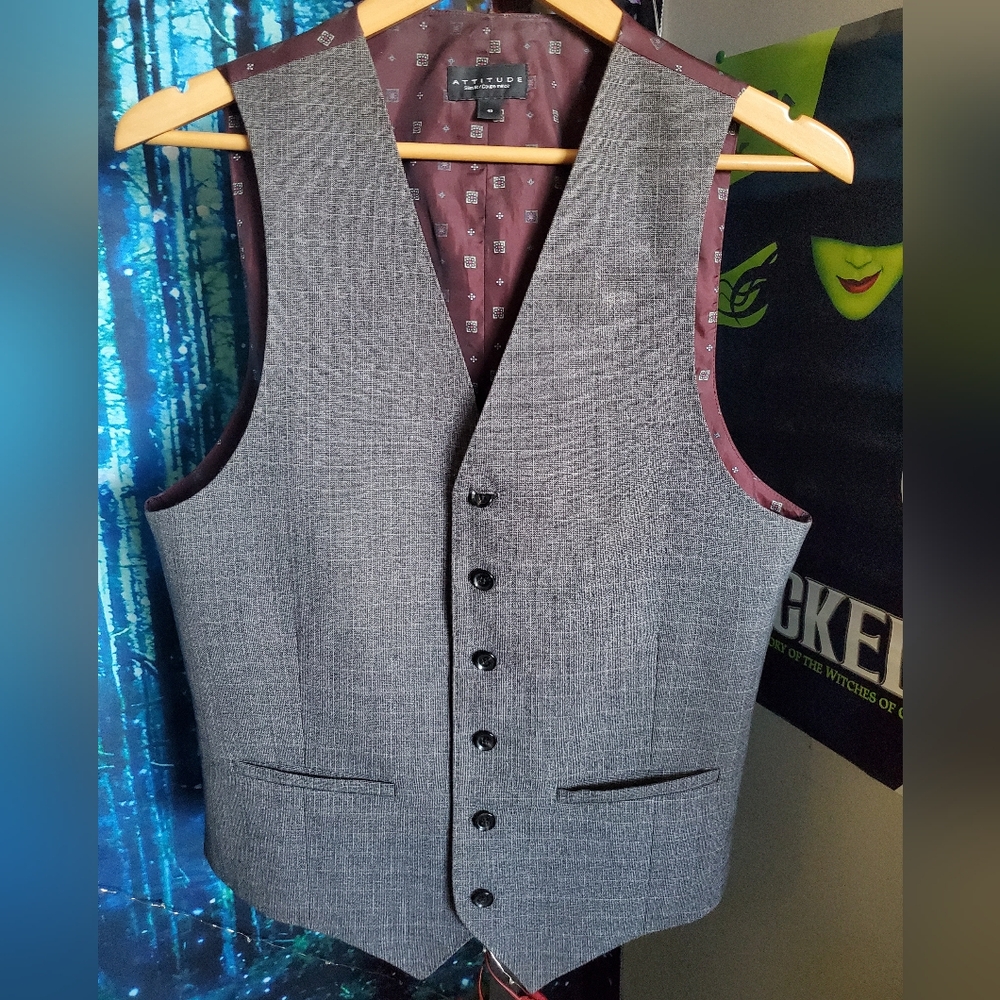 Grey with burgundy pattern back Attitude vest size 40